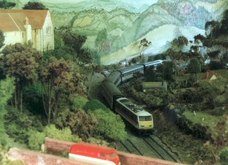 R1 'Lady Eowyn' passing through the Bywater Junction at high speed towards Michel Delving.