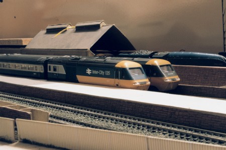 B6 'Shadowfax' (left) and another unidentified Class 43 in the bay platforms at Bree. The engine shed is behind, with No.15 'Elrond' outside.